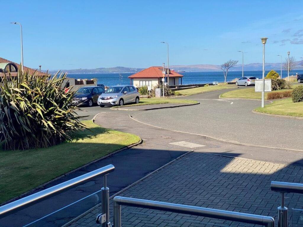Largs Sea Front, Modern Apartment エクステリア 写真